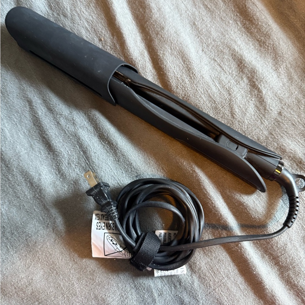 Kristen Ess Black Straightener
